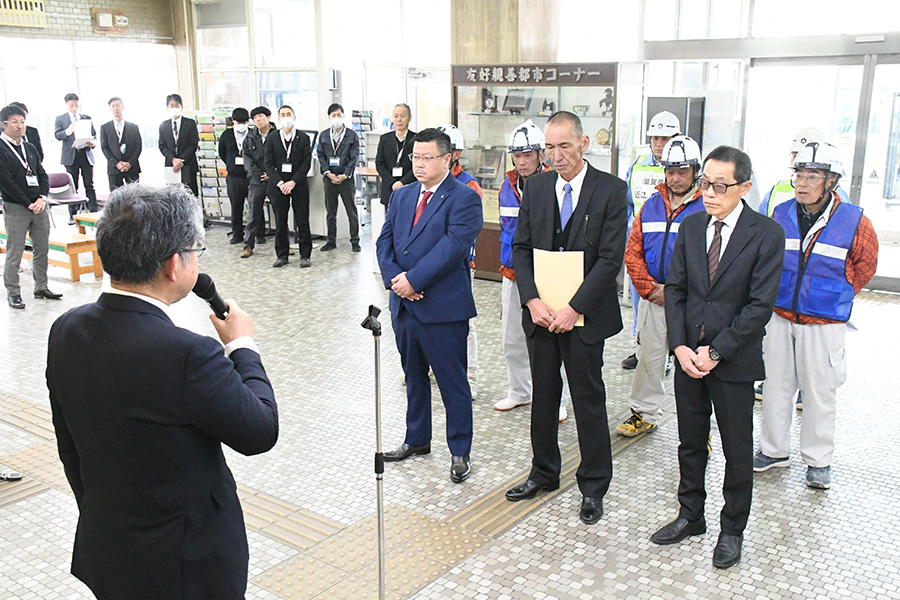 被災地支援。近江八幡市役所での出発式